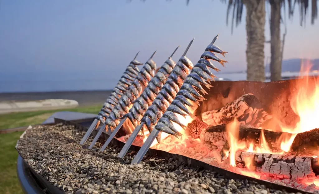 Espeto de sardinas en una playa de Malaga